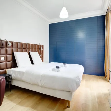 Moderne Avec Cuisine Equipee Et Balcon Parigi