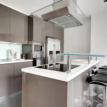 Moderne Avec Cuisine Equipee Et Balcon * Parigi